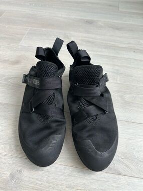 Evolv Climbing Shoes – Black Men's Rock Climbing and Bouldering shoes
